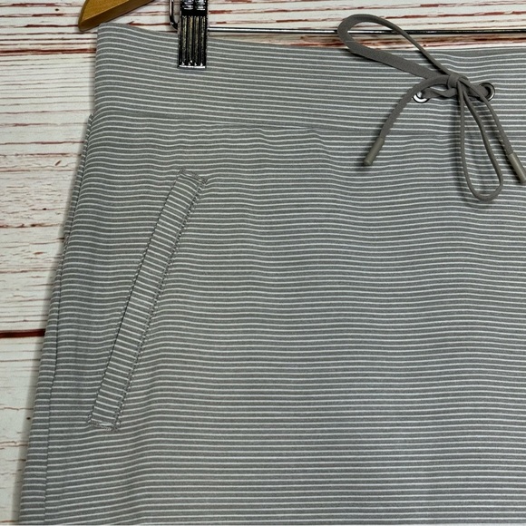Athleta Modern Metro Striped Gray/White Women's Skort Size M - Picture 6 of 13